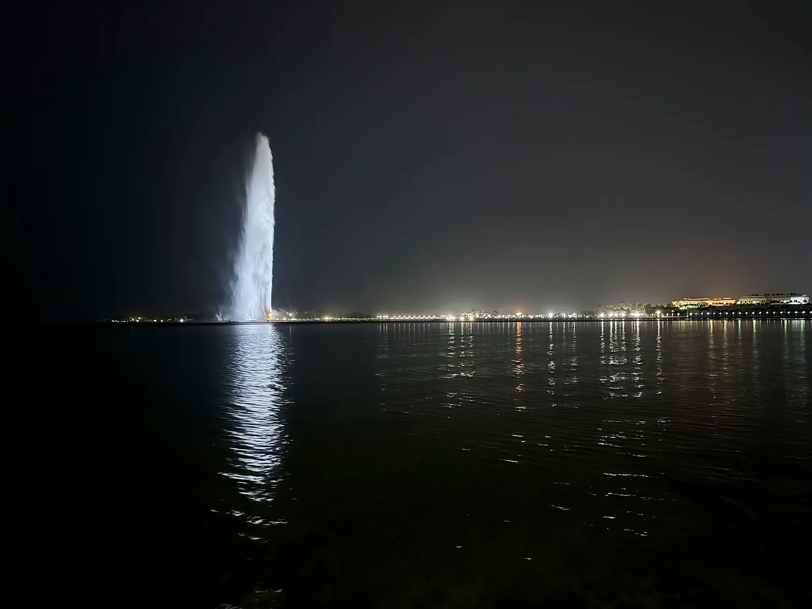 نافورة الملك فهد على ساحل البحر الأحمر في جدة